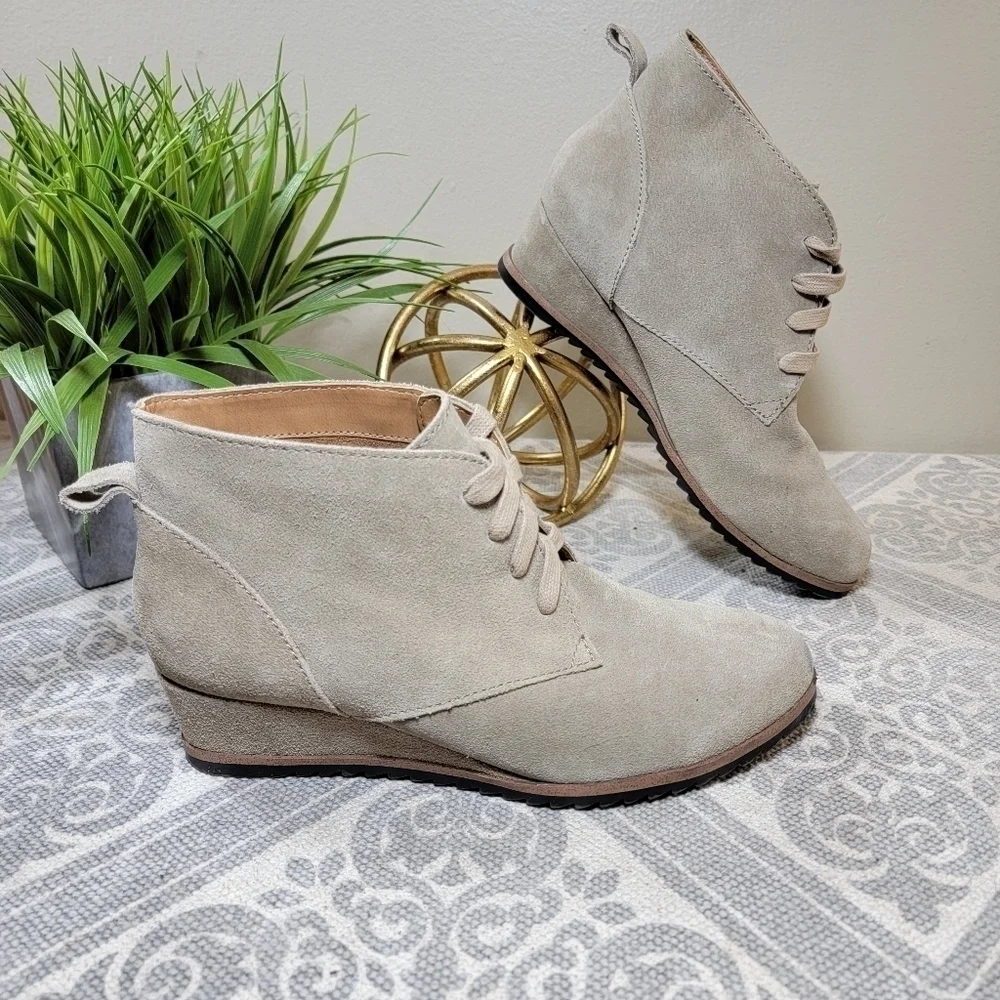 Susina | 7 'Reid' Suede Lace-Up Wedge Booties ankle boots